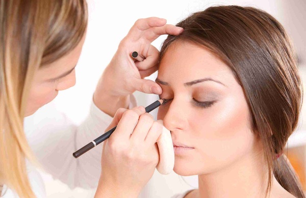 Punya Hobi Makeup Kembangkan Untuk Jadi Jasa Make Up Sekarang